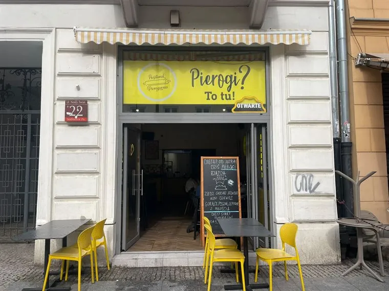 Wejście do przechowalni — żółty szyld Przystanek Pierogarnia, Nowy Świat 22